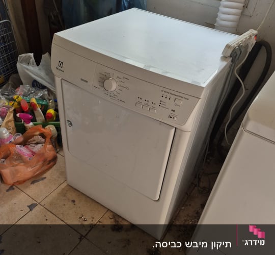 מייבש כביסה לבן עם כפתורי שליטה